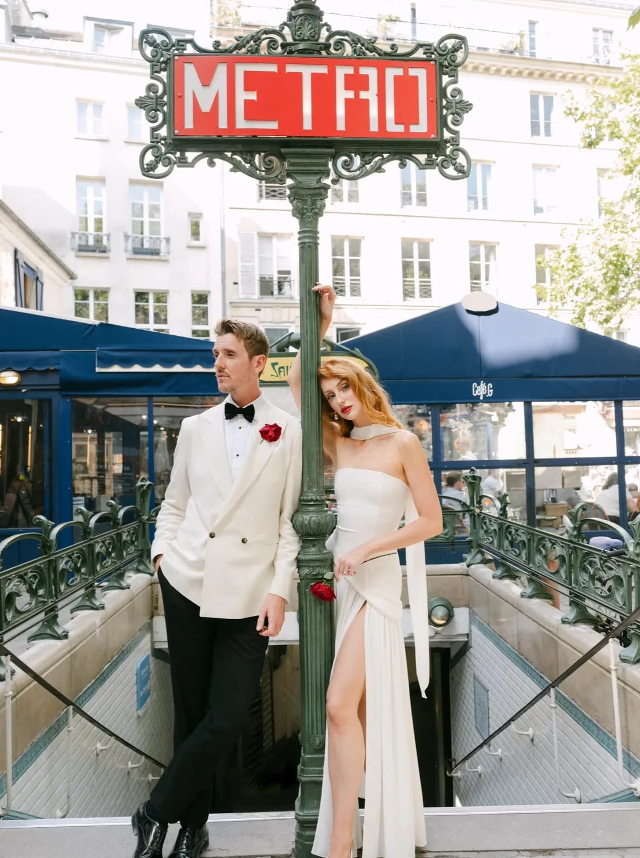 The couple at the Métro entrance